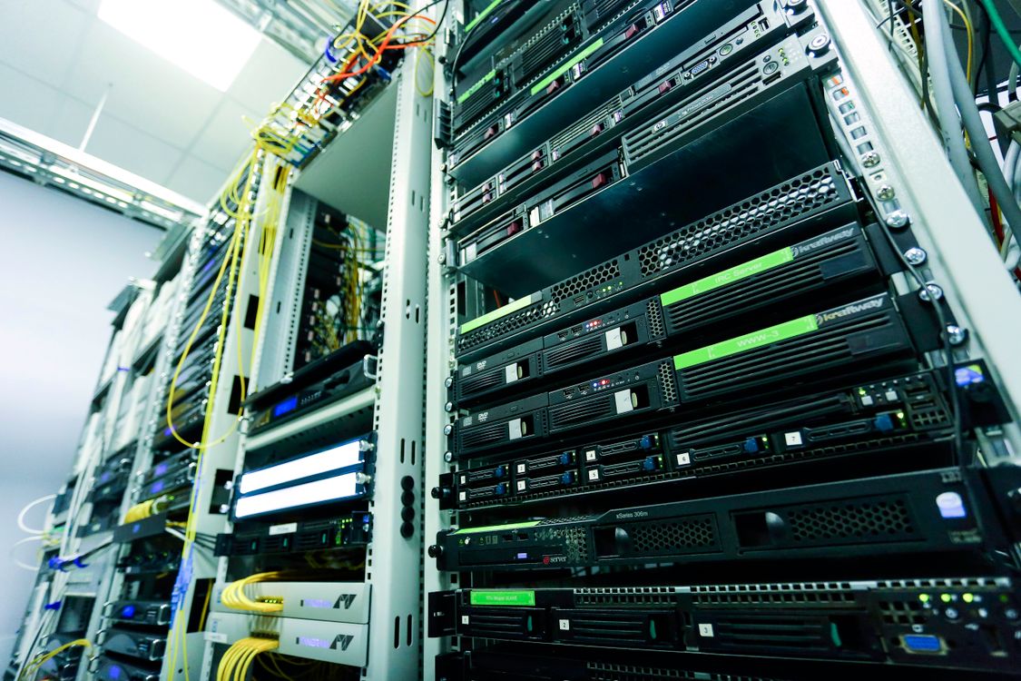 Baies serveurs et câblage dans une salle informatique